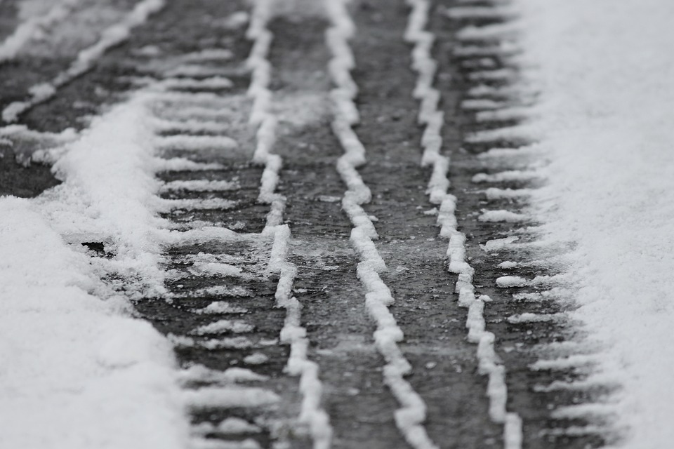 Conduire sous la pluie ou la neige : les règles d'or de la sécurité routière